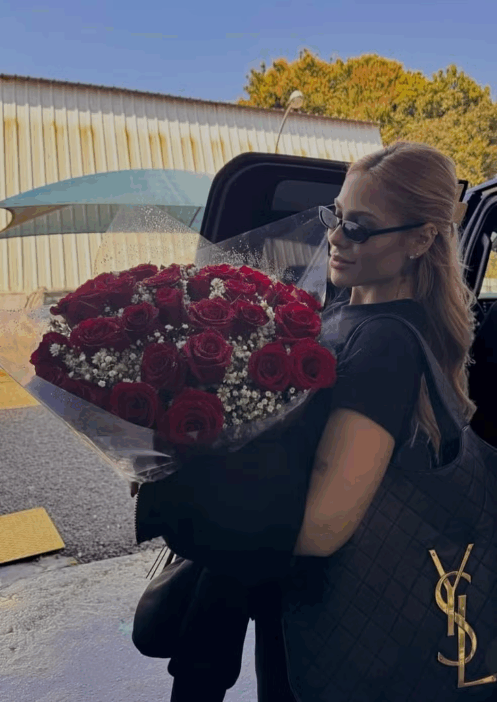 Victória Miranda com buquê de rosas.