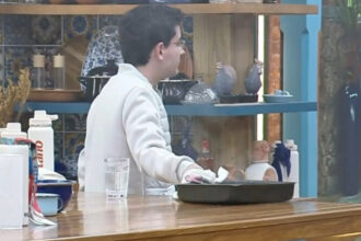 Dudu tira Bolo queimado do forno no ao vivo.