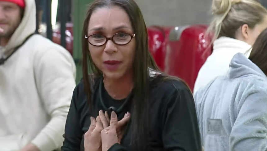 Record toma decisão após Yoná se estressar com atitude de Wallas e mostrar os seios para ele.