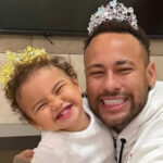 Neymar cai nas graças da filha Mavie e é surpreendido com batom.