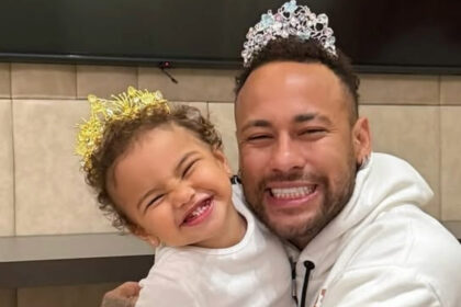 Neymar cai nas graças da filha Mavie e é surpreendido com batom.