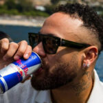 Neymar bebendo energético
