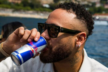 Neymar bebendo energético