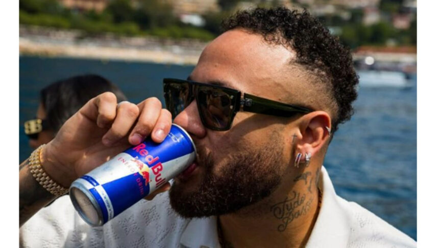 Neymar bebendo energético