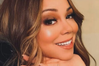 Mariah Carey chega ao Brasil para o The Town e atende fãs na porta do hotel em São Paulo.