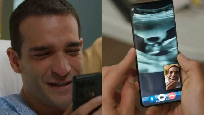 Afonso (Humberto Carrão) segura celular com duas mãos e tapa a boca com outra em Vale Tudo.