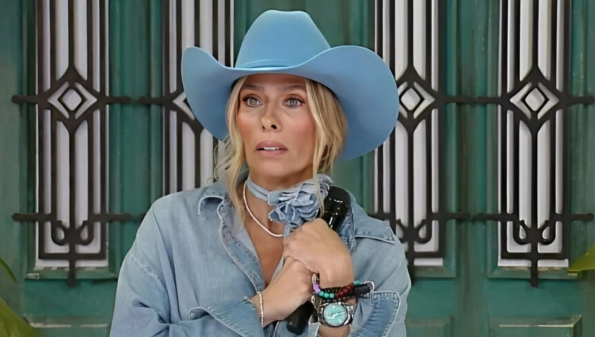 Peões criticam produção de A Fazenda 17 e sobra até para Adriane Galisteu.