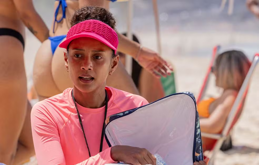 Raquel vendendo sanduiche na praia em "Vale Tudo".
