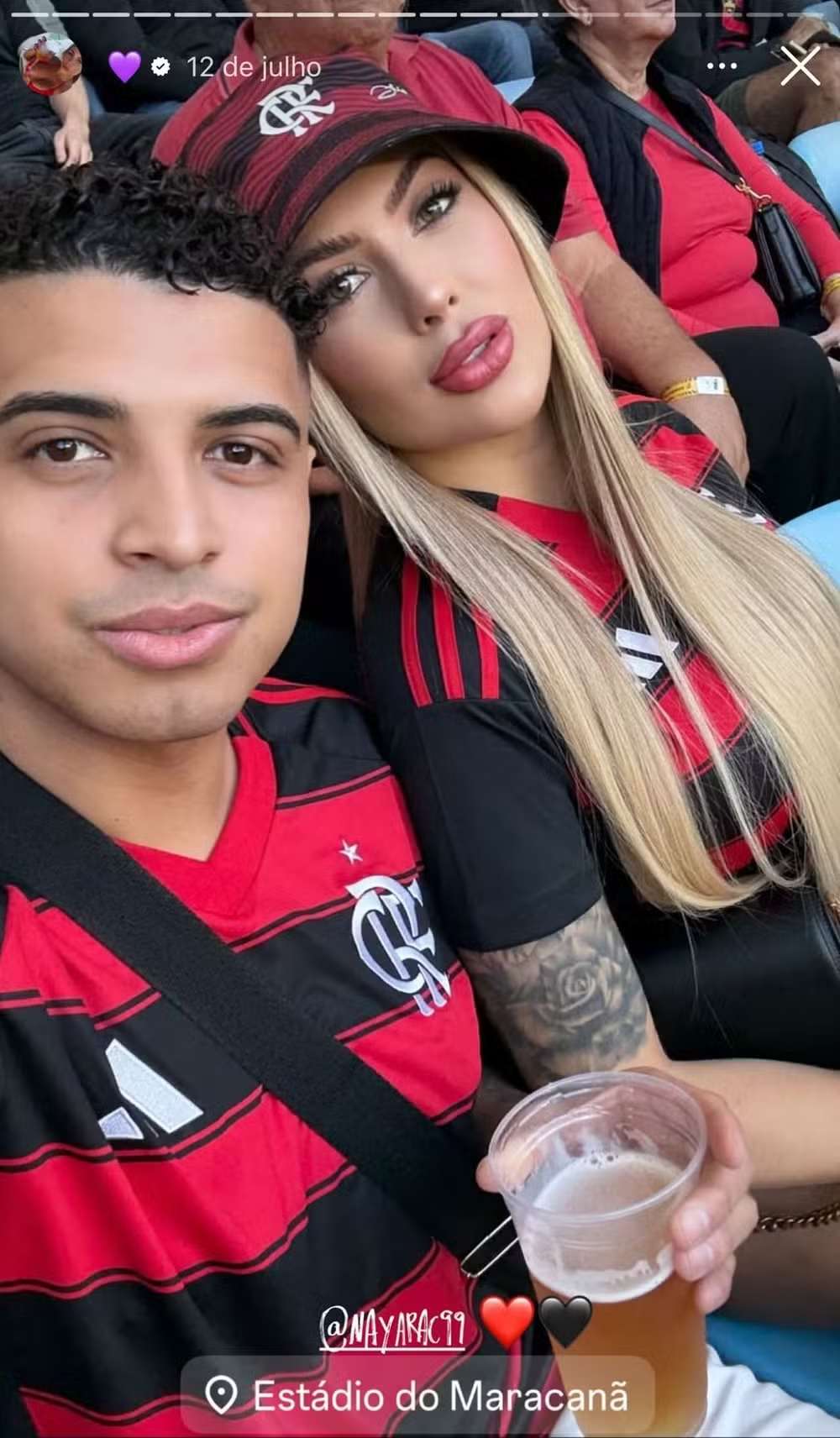 Nayara Caroline e amigo durante jogo do Flamengo e São Paulo.